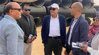 نائب رئيس المجتمعات العمرانية يتفقد مشروعات المرافق والطرق بالقاهرة الجديدة