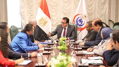 وزير الصحة ورئيس بعثة الأمم المتحدة للهجرة  يناقشا سبل تقديم الدعم للوافدين من السودان وجرحى غزة
