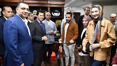 وزير الشباب والرياضة يسلم دراجات الفائزين باليومين الاول والثانى لمسابقة 