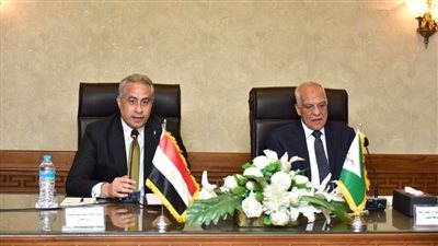 وزير العمل ومحافظ الجيزة  يُسلمان عقود عمل لذوي همم
