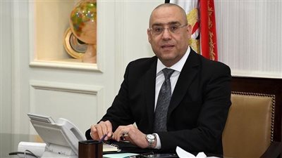 وزير الإسكان يتابع المشروعات السكنية بـ3 مدن جديدة