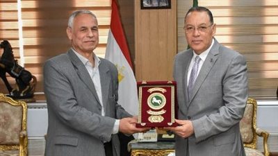 محافظ الشرقية يكرم مدير عام الشؤون المالية والإدارية بالديوان العام لبلوغه السن القانوني للمعاش