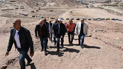 مدبولي يصعد أعلى تبة هارون بجوار جبل موسى