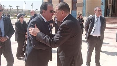 محافظ الشرقية يُؤدي واجب العزاء في وفاة والد وزير الصحة