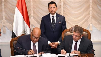 وزير الرياضة يشهد توقيع مذكرة تفاهم مع الغرفة التجارية للتعامل مع ظاهرة الهجرة غير الشرعية