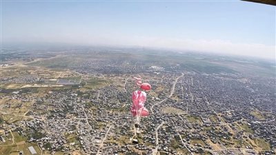 القوات الجوية المصرية تواصل إسقاط أطنان من المساعدات الإنسانية على قطاع غزة