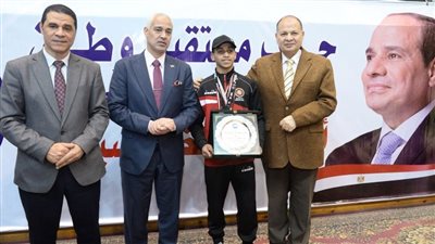 محافظ أسيوط وأمين حزب مستقبل وطن يكرمان اللاعب 