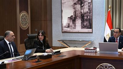 رئيس الوزراء يتابع مع رئيس المركز الوطني لتخطيط استخدامات أراضي الدولة 