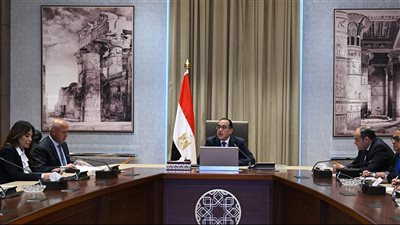 رئيس الوزراء يتابع الموقف التنفيذي للإفراج الجمركي عن البضائع في الموانئ 