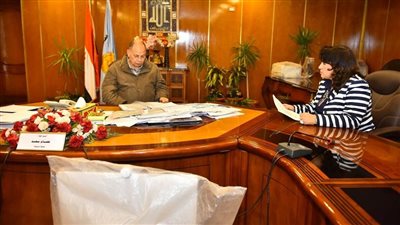 محافظ أسيوط يناقش إجراءات استخراج تراخيص مشروع تصنيع الأخشاب من المخلفات الزراعية
