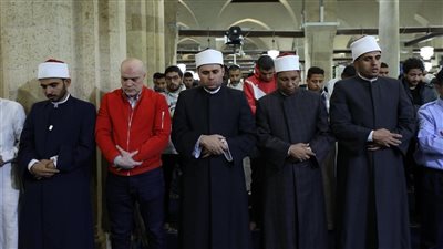 الآلاف يؤدون صلاتي العشاء والتراويح بالجامع الأزهر