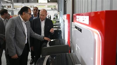 رئيس الوزراء يزور مصنع 