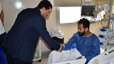 وزير الرياضة يتحدث مع اللاعب أحمد رفعت خلال زيارته بمستشفى وادى النيل للاطمئنان على حالته
