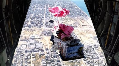 مصر تواصل المشاركة فى إسقاط أطنان من المساعدات على قطاع غزة 