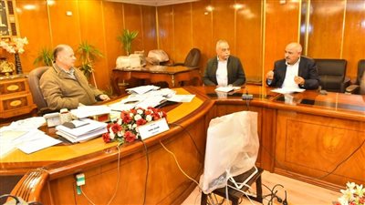 محافظ أسيوط يلتقى مسئول هيئة الطرق ويوجه بسرعة إستكمال طريق 