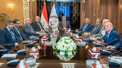 وزير الإنتاج الحربي يبحث سبل تطوير صناعة العدادات الذكية أو مسبوقة الدفع 