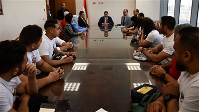 صبحي يكرم لاعبي منتخب مصر بعد التتويج بكأس العالم للقوة البدنية