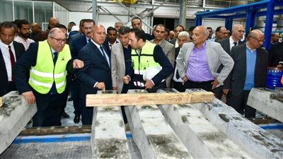 وزير النقل يتفقد مصنع الفلنكات الخرسانية بمنطقة المعصره