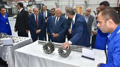 وزير النقل يتفقد ورش إيرماس المتخصصة في عمرة وصيانة جرارات السكك الحديدية