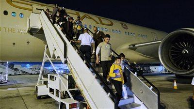 الإمارات تستقبل الدفعة الـ 15 من الأطفال الفلسطينيين الجرحى ومرضى السرطان من مطار العريش