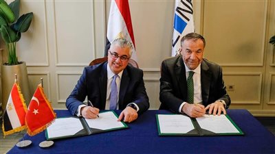 اقتصادية قناة السويس توقع عقد مشروع مجموعة إروغلو DNM التركية بالقنطرة غرب