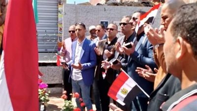 محافظ الشرقية ينيب رئيس مركز الحسينية لوضع إكليلاً من الزهور على النصب التذكاري 
