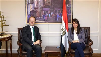 المشاط تناقش مع السفير البريطاني تنفيذ برنامج تمويل سياسات التنمية