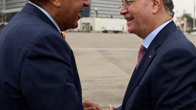 رئيس الوزراء يستقبل رئيس الوزراء الفلسطيني بمطار القاهرة