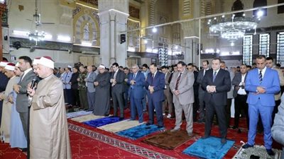 محافظ الشرقية  يؤدي صلاة عيد الفطر المبارك بمسجد الفتح بالزقازيق