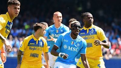 نابولي يتعادل مع فروسينوني 2-2 في الدوري الإيطالي لكرة القدم