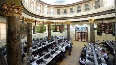 تباين مؤشرات البورصة المصرية بمنتصف تعاملات اليوم