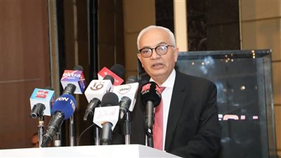 وزير التعليم يكرم 30 خريج من أوائل المدارس الفنية المختلفة