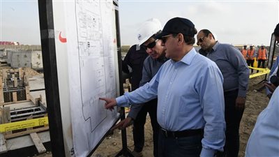 وزير البترول يتفقد أعمال تنفيذ مصنع السويس لمشتقات الميثانول بميناء دمياط