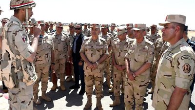 وزير الدفاع يشهد إجراءات التفتيش لوحدات مدفعية الرئاسة العامة بنطاق المنطقة المركزية