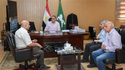 محافظ الشرقية يناقش آليات تنفيذ أعمال التغطية والرصف لطريق ترعه العوجه بالزقازيق