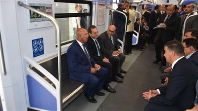وزير النقل والسفير الفرنسي يستقلان القطار الكهربائي الخفيف LRT والخط الثالث للمترو