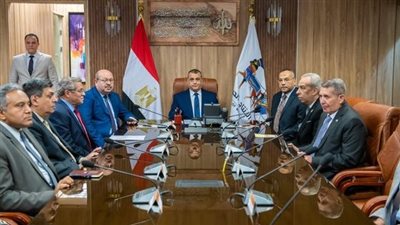 وزير الإنتاج الحربي يفتتح مركز إدارة الأزمات بالوزارة