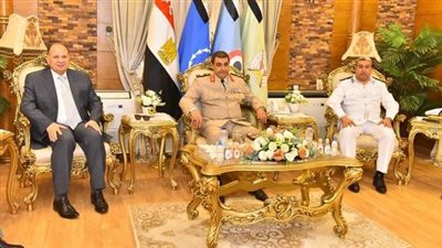 محافظ أسيوط يشارك في وضع إكليل من الزهور على النصب التذكاري للشهداء