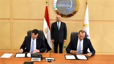 وزير النقل يشهد توقيع عقد تنفيذ أعمال البنية الفوقية لمحطة الحاويات تحيا مصر 1 