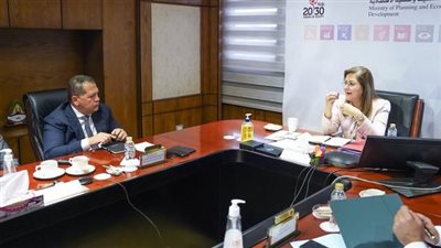 وزيرة التخطيط تناقش مع رئيس مجلس إدارة مدينة طربول الصناعية أهم إنجازات المدينة خلال العام الماضى