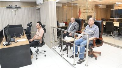 محافظ أسيوط يتفقد سير العمل بمركز سيطرة الشبكة الوطنية للطوارىء بالديوان العام  