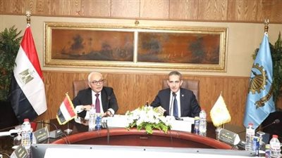 وزيرالتعليم ومحافظ الغربية يجتمعان مع مديرى الإدارات بالمحافظة لبحث استعدادات الامتحانات