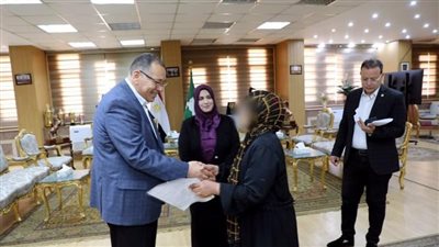 محافظ الشرقية يُسلم وحدة سكنية لاحدي السيدات الأولى بالرعاية بالعاشر من رمضان