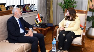 وزيرة الهجرة تبحث مع السفير اليوناني التعاون في ملف العمالة الموسمية