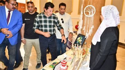 وزير الرياضة يفتتح معرض الحرف اليدوية بالمدينة الشبابية بشرم الشيخ
