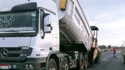 محافظ دمياط يتابع أعمال الرصف بالأسفلت بطريق أبو عياد/ السلسول