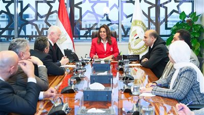 وزيرة البيئة تبحث مع مجموعة فيكا الفرنسية تعزيز الاستدامة وخفض الانبعاثات في صناعة الأسمنت