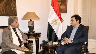 وزير الثقافة يستقبل الأديبة سلوى بكر ويُهديها درع الوزارة