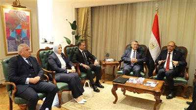 وزير العمل يبحث مع وفد 