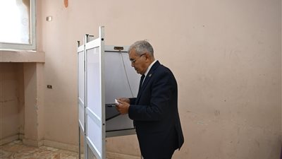 رئيس مجلس الشيوخ يدلي بصوته في جولة الإعادة لانتخابات مجلس النواب 2025